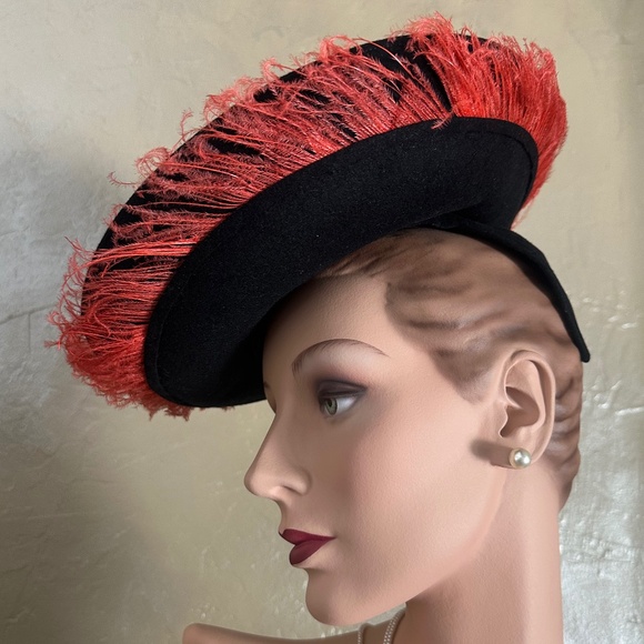 COMELY 1940s\' BLACK FELT TILT WIDE BRIM HAT WITH RED OSTRICH FEATHER TRIM main image 15